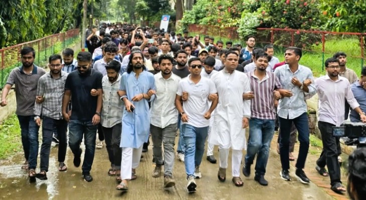 সরকারের ১৮০ দিনের সাফল্য ও দেশ বিরোধী চক্রান্তের প্রতিবাদে চবি ছাত্রদলের বিক্ষোভ মিছিল
